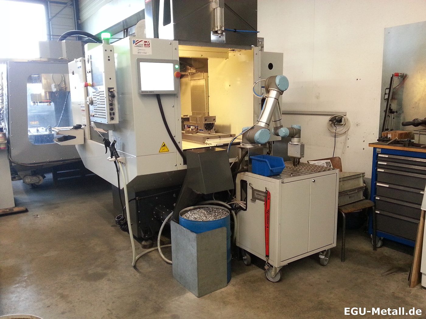 CNC machining centre with robot automation